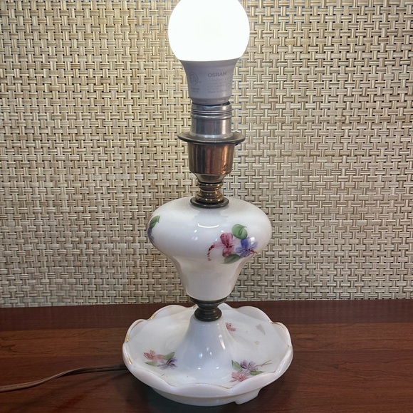 🌟HP🌟VTG 1930s-40s Fenton White Milk Glass Boudoir Lamp w/ Hand Painted Flowers - Picture 2 of 14